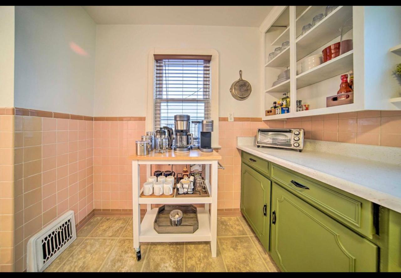 Modern Home • Family Friendly • Grill • Fireplace エリー エクステリア 写真
