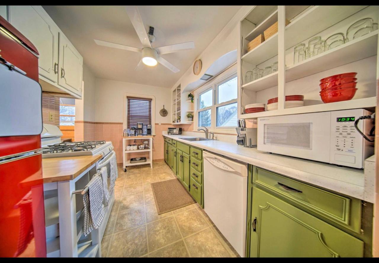 Modern Home • Family Friendly • Grill • Fireplace エリー エクステリア 写真