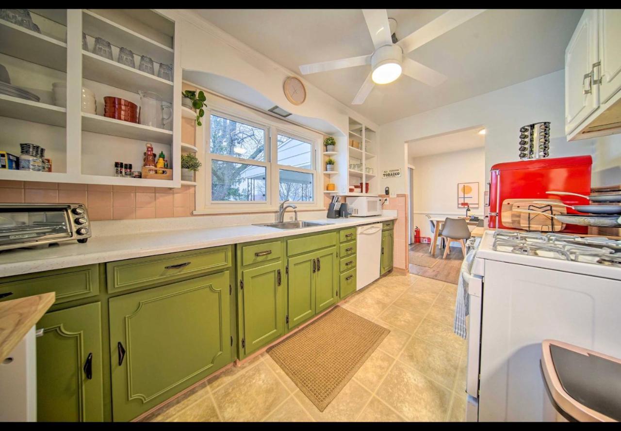 Modern Home • Family Friendly • Grill • Fireplace エリー エクステリア 写真