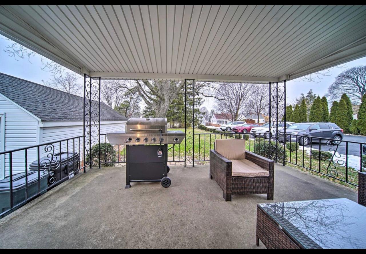 Modern Home • Family Friendly • Grill • Fireplace エリー エクステリア 写真